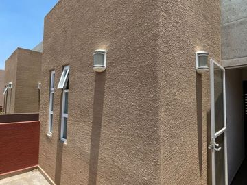 CASA DE DOS NIVELES EN FRACCIONAMIENTO CON 3 RECÁMARAS, SAN PEDRO TOTOLTEPEC, TOLUCA, ESTADO DE MÉXICO.
