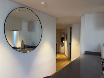 Departamento amueblado con rooftop, área lounge, lobby, en venta