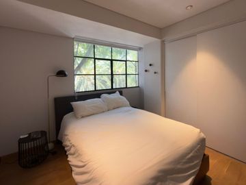 Departamento amueblado con rooftop, área lounge, lobby, en venta