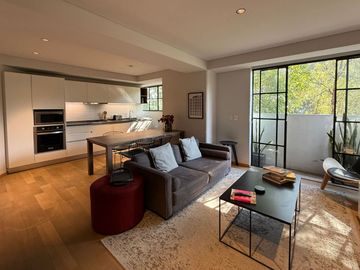 Departamento amueblado en venta con vistas a la ciudad desde el balcón