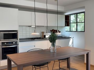Departamento amueblado en venta con vistas a la ciudad desde el balcón