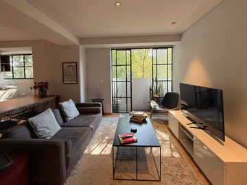 Departamento amueblado en venta con vistas a la ciudad desde el balcón