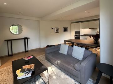 Departamento amueblado en venta con vistas a la ciudad desde el balcón