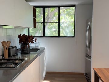 Departamento amueblado en venta con vistas a la ciudad desde el balcón