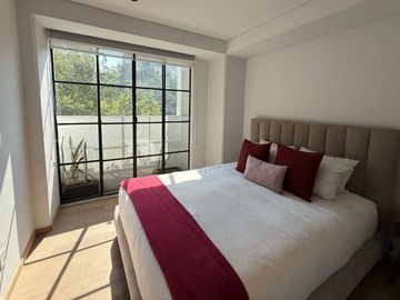 Departamento amueblado en venta con vistas a la ciudad desde el balcón