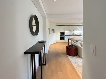 Departamento amueblado en venta con vistas a la ciudad desde el balcón