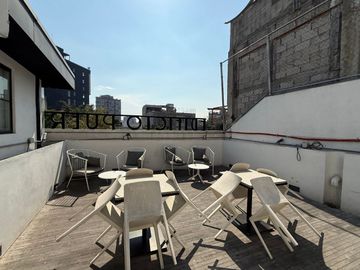 Departamento amueblado en venta con vistas a la ciudad desde el balcón
