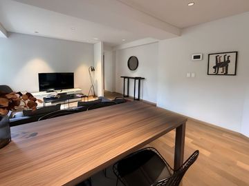 Departamento amueblado en venta con vistas a la ciudad desde el balcón