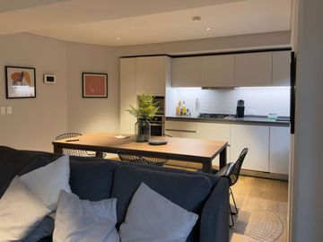 Departamento amueblado en venta con vistas a la ciudad desde el balcón