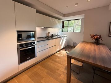 Departamento amueblado en venta con vistas a la ciudad desde el balcón