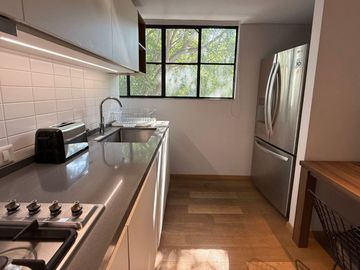Departamento amueblado en venta con vistas a la ciudad desde el balcón
