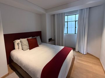 Departamento amueblado en venta con vistas a la ciudad desde el balcón