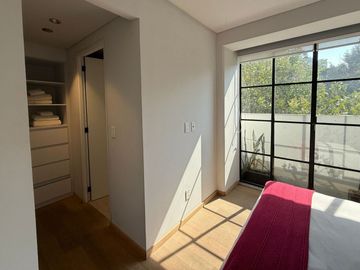 Departamento amueblado en venta con vistas a la ciudad desde el balcón