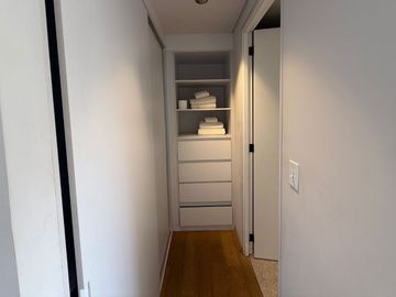 Departamento amueblado en venta con vistas a la ciudad desde el balcón