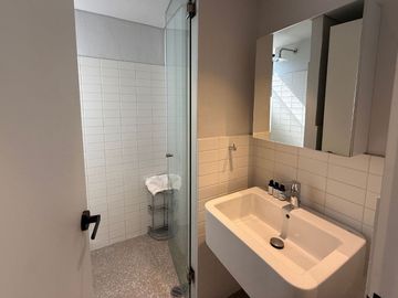 Departamento amueblado en venta con vistas a la ciudad desde el balcón
