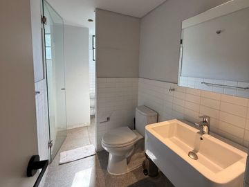 Departamento amueblado en venta con vistas a la ciudad desde el balcón