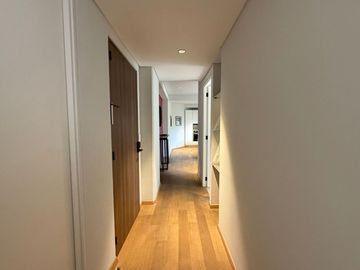 Departamento amueblado en venta con vistas a la ciudad desde el balcón