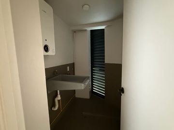 Departamento amueblado en venta con vistas a la ciudad desde el balcón