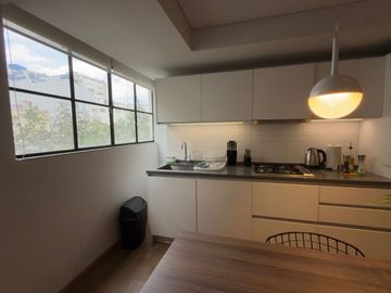Departamento amueblado con área de lavado, balcón y amenidades, en venta
