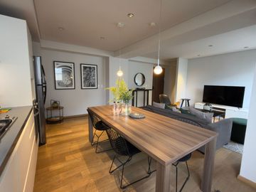 Departamento amueblado con área de lavado, balcón y amenidades, en venta