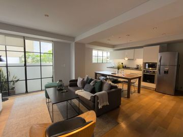 Departamento amueblado con área de lavado, balcón y amenidades, en venta