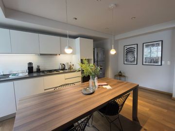 Departamento amueblado con área de lavado, balcón y amenidades, en venta