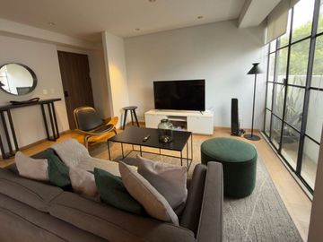 Departamento amueblado con área de lavado, balcón y amenidades, en venta