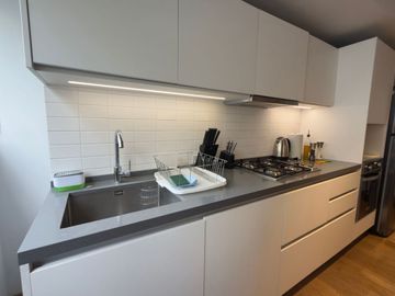 Departamento amueblado con área de lavado, balcón y amenidades, en venta
