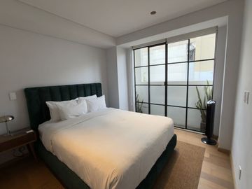 Departamento amueblado con área de lavado, balcón y amenidades, en venta