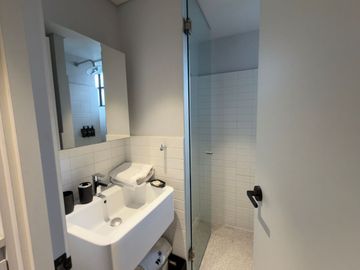 Departamento amueblado con área de lavado, balcón y amenidades, en venta