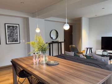 Departamento amueblado con área de lavado, balcón y amenidades, en venta