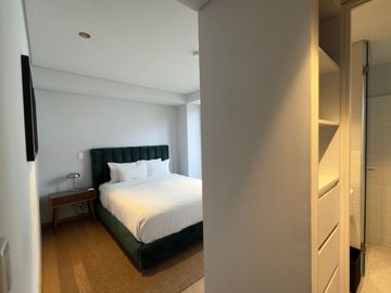 Departamento amueblado con área de lavado, balcón y amenidades, en venta