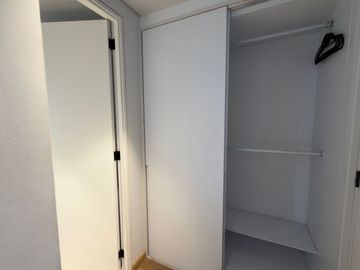 Departamento amueblado con área de lavado, balcón y amenidades, en venta