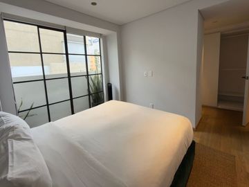Departamento amueblado con área de lavado, balcón y amenidades, en venta