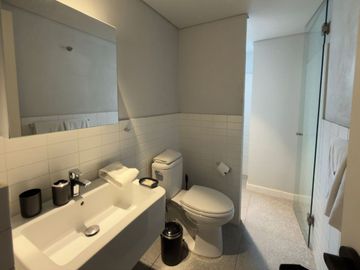 Departamento amueblado con área de lavado, balcón y amenidades, en venta