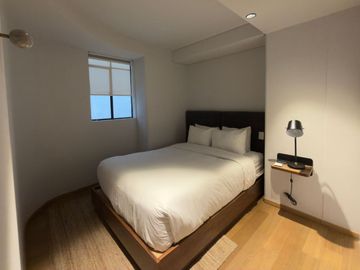 Departamento amueblado con área de lavado, balcón y amenidades, en venta