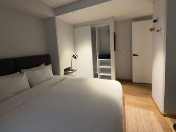 Departamento amueblado con área de lavado, balcón y amenidades, en venta