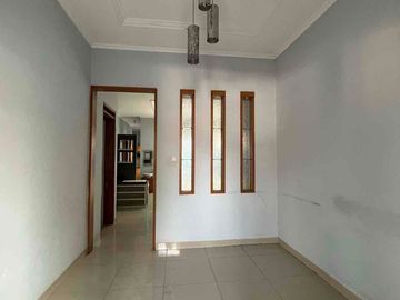dijual rumah 2 lantai semi furnished harga menarik di Taman kopo indah 3 bandung
