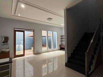 dijual rumah 2 lantai semi furnished harga menarik di Taman kopo indah 3 bandung