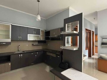 dijual rumah 2 lantai semi furnished harga menarik di Taman kopo indah 3 bandung