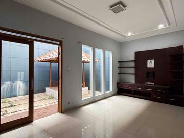dijual rumah 2 lantai semi furnished harga menarik di Taman kopo indah 3 bandung