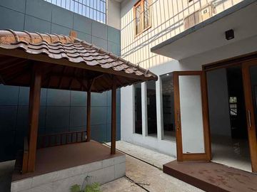 dijual rumah 2 lantai semi furnished harga menarik di Taman kopo indah 3 bandung