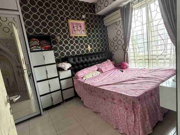 Di Jual Rumah Bagus 2 Lantai, Lokasi Super Strategis, Bebas Banjir, di Kota Harapan Indah, Bekasi