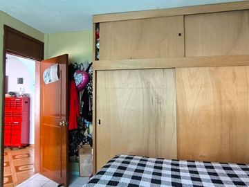 Casa en venta de 240 m2,con 3 recamaras, 2 baños,cocina equipada e integral. Con servecios de gas,agua y luz .  En la CDMX, Gustavo A Madero.