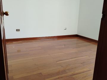 SE ALQUILA CASA DE 4HAB+4 BAÑOS + 2 COCHERAS EN LA PLANICIE ETAPA 2 LA MOLINA