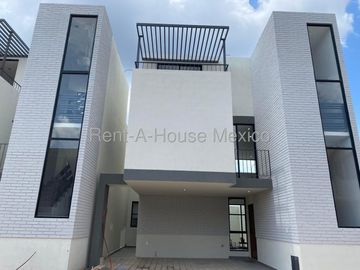 Casa de 3 niveles con doble altura, acabados en cuarzo y family room con doble terraza – Querétaro