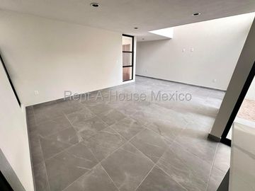 Casa de 3 niveles con doble altura, acabados en cuarzo y family room con doble terraza – Querétaro