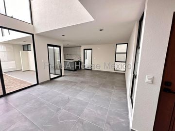 Casa de 3 niveles con doble altura, acabados en cuarzo y family room con doble terraza – Querétaro