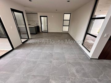 Casa de 3 niveles con doble altura, acabados en cuarzo y family room con doble terraza – Querétaro