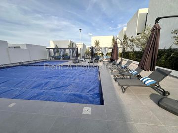 Casa de 3 niveles con doble altura, acabados en cuarzo y family room con doble terraza – Querétaro